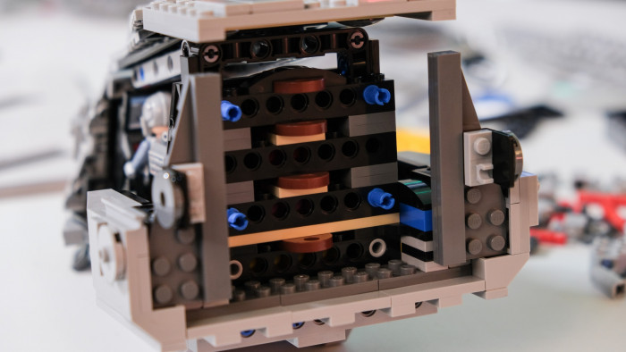 &Uuml;ber mehrere Pins wird der Kopf am Hals befestigt. (Bild: Oliver Nickel/Golem.de)